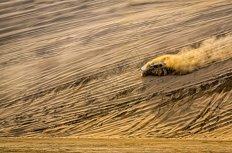 开往沙沙漠的越野车辆图片