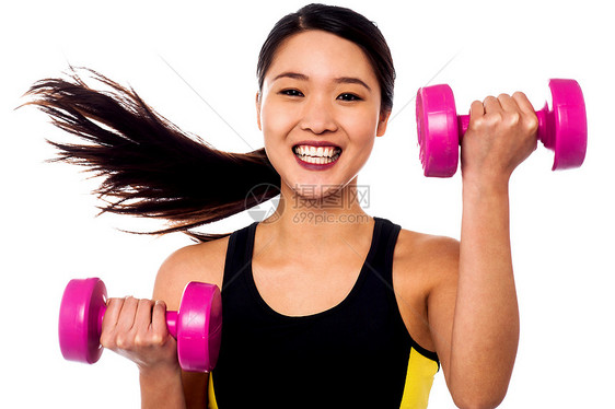 快乐的健身女举起哑铃肌肉女士运动装饮食讲师精力重量享受幸福培训师图片