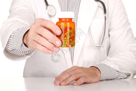 在处方药瓶中服药的医生帮助职员供应商男人药品男性药物从业者医师瓶子图片