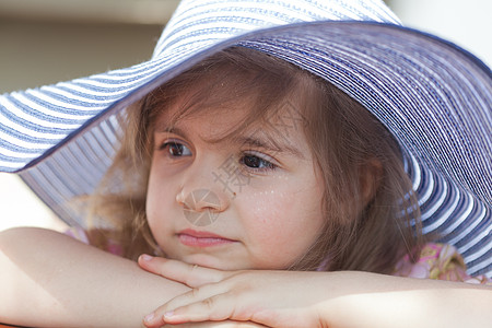 穿着大夏帽子的小女孩孩子太阳能婴儿海滩背景图片
