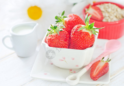 草莓面霜水果麸质美食薄片主食种子食物甜点浆果图片