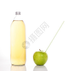 果汁在玻璃瓶和绿苹果里图片