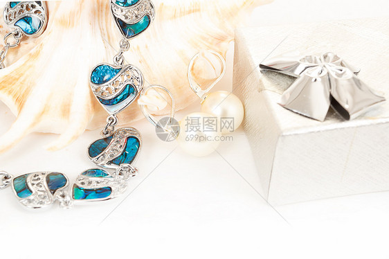 两只珍珠耳环和白的海壳文化软体奢华动物礼物织物海洋新娘宝藏珠宝图片