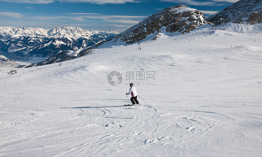 一个女人在的滑雪度假胜地滑雪号角娱乐天空旅行冰川路线旅游山脉运动太阳图片