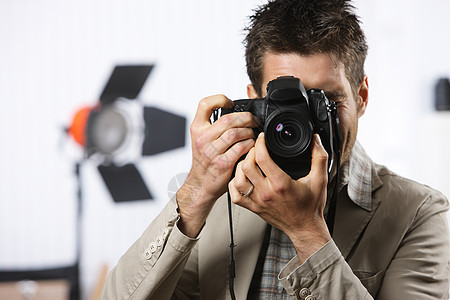 摄影师灯光设备专业影棚器材摄影年轻人水平专注男人图片