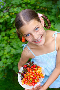 女孩吃樱桃女性享受浆果快乐食物水果马尾辫甜点微笑孩子图片