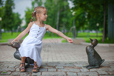 小女孩在公园里喂鸭子的身材图片