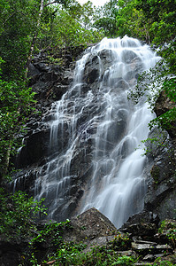 法根岛美丽的瀑布池塘流动旅行速度环境石头风景叶子丛林岩石图片