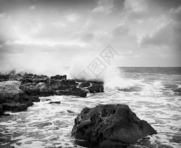 A 使用海中海洋的房子太阳岩石海岸线海岸风暴蓝色悬崖指导日落图片