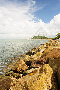 海滨附近的石浪屏障图片
