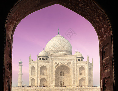 泰姬·马哈勒穿过印度阿格拉拱门图片