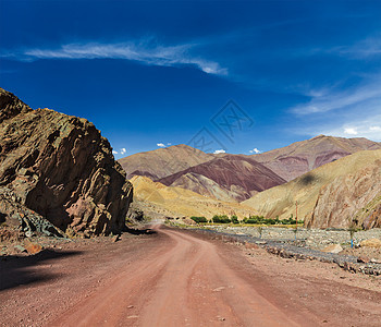 喜马拉雅山路石头柏油山脉驾驶风景岩石天空沥青旅行马路图片