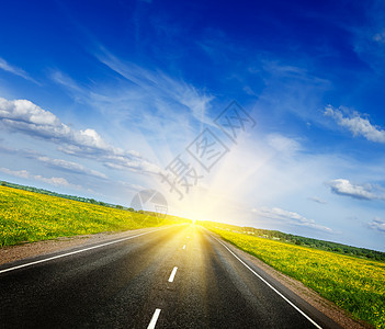 开阔的泉草地道路驾驶戏剧性天气小路风光太阳运输田园地平线旅行图片