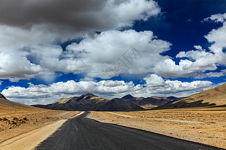 喜马拉雅山高山平原上的道路柏油旅行风景天空地平线运输马路赛道驾驶场景图片