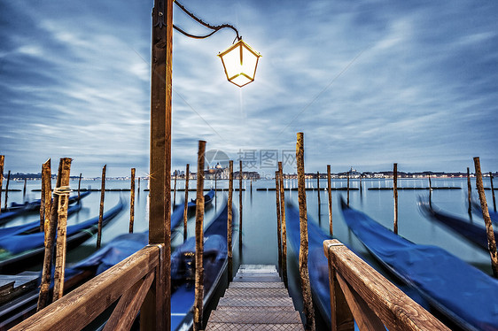 日落时在威尼斯环礁湖的贡多拉斯图片