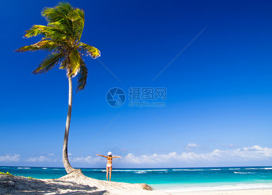 女人在沙滩上放松海浪女士棕榈海洋珊瑚成人闲暇海滩天堂海岸图片
