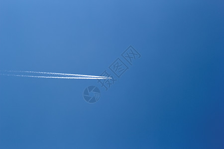 在晴蓝的天空中的飞行器速度航班商业飞机空气引擎翅膀旅行运输喷射图片