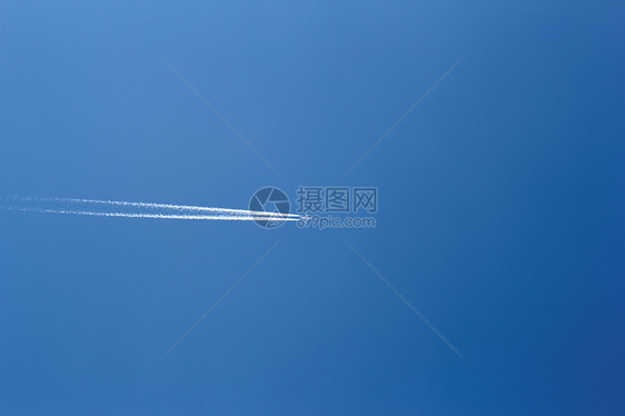在晴蓝的天空中的飞行器速度航班商业飞机空气引擎翅膀旅行运输喷射图片