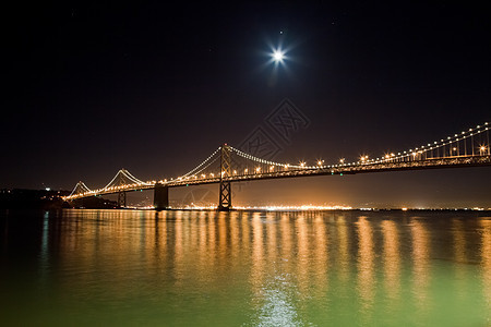 旧金山湾桥在夜深艺术城市靛青建筑海洋天空反射汽车宝藏建筑物图片