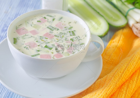 冷汤薄荷蓝色黄瓜服务草本植物冰块烹饪勺子食物饮食图片