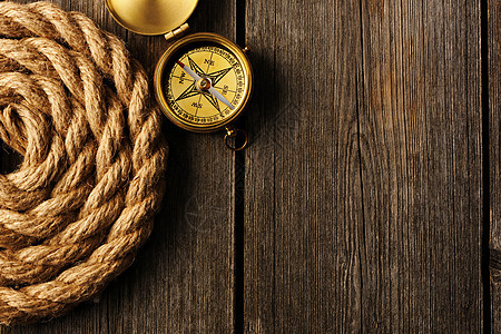 木本底的古老罗盘和绳索金子世界乐器旅行导航地理定位工具木头航海图片