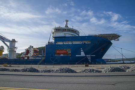 mv 北海巨头停靠在Halden港码头 或高科技起重机平台船运活力石油海洋钻机燃料手术图片