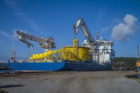 mv 北海巨头停靠在Halden港码头 或手术力量起重机气体石油运输天空技术燃料安全图片