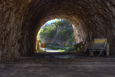 津加罗保留地的自然洞穴图片