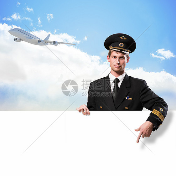 以持有空广告牌的形式进行试点航班喷射标语纸板指挥官旅游侦察员广告男人卡片图片