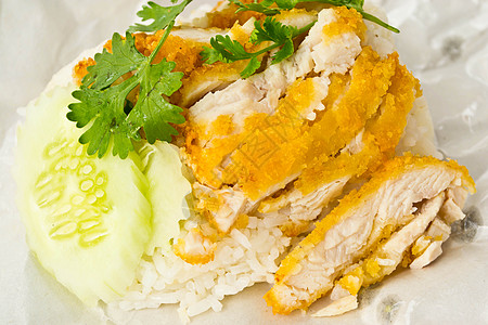 泰兰炸鸡米白色盘子蔬菜午餐油炸饮食文化美食香菜课程背景图片