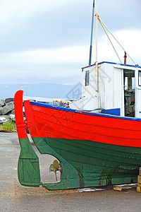 港口的渔船和渔船绳索安全反射村庄交通码头圆圈两极渡船木筏图片