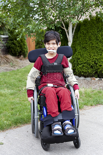户外轮轮椅的残疾小男孩幼儿园小朋友医疗微笑男生乐趣孩子健康男性需求图片