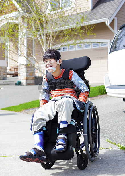 坐在轮椅上快乐的残疾小男孩孩子混血儿微笑晴天医疗幼儿园男性乐趣混血需求图片