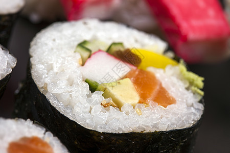美味新鲜寿司食物海鲜饮食蔬菜传统餐厅小吃酱油文化盘子图片