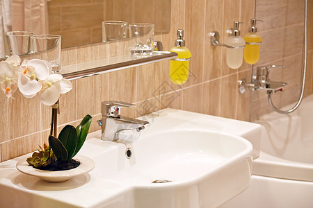 旅馆的洗浴间洗澡休息客栈建筑学浴室肥皂客人龙头卫生架子图片