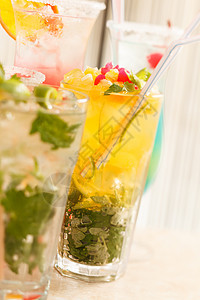酒吧里鸡尾酒水果液体薄荷柠檬叶子牛奶饮料玻璃绿色红色图片