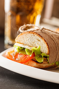 新鲜美味的三明治火腿沙拉玻璃酒精早餐叶子蔬菜食物包子木头图片