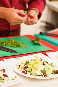 厨师工作盘子烹饪餐厅沙拉服务食物厨房桌子绿色黄瓜图片