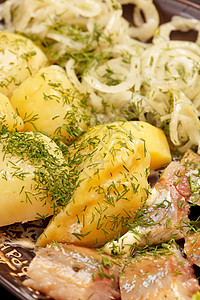 配土豆的马特吉斯餐具小吃香菜食物鱼片盘子产品芳香洋葱海鱼图片