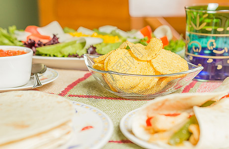 传统墨西哥食品 一碗玉米饼 辣酱 一个p沙拉红色桌子食物玉米蔬菜辣椒玻璃盘子绿色图片