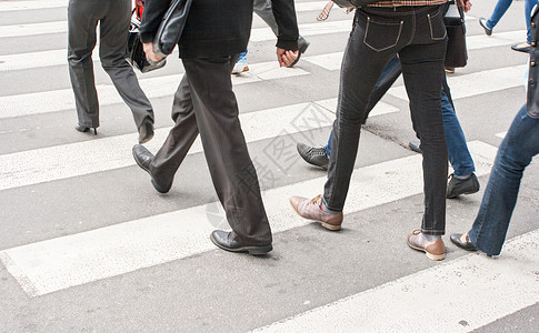 人行道中行人腿部交通街道场景男人安全行动部位人体团体活动图片