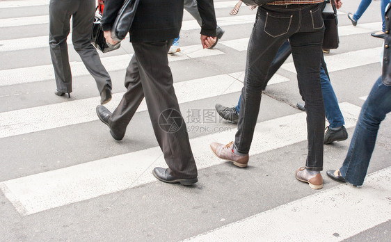 人行道中行人腿部交通街道场景男人安全行动部位人体团体活动图片