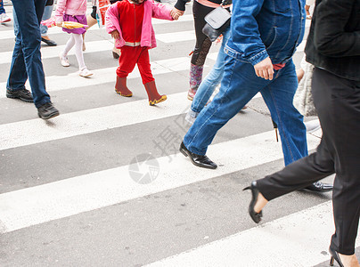 十字路口行人人群斑马线安全城市生活人体运动行动人行道场景街道图片