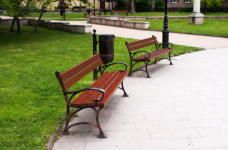 城市公园的长椅休息花园座位叶子场景石头城市植物街道季节图片