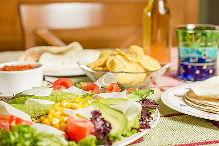 传统墨西哥食品 配有新鲜沙拉和玉米饼玉米红色平底锅玉米片绿色食物桌子蔬菜盘子辣椒图片