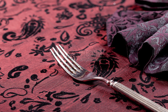 餐桌紫色环境桌子餐巾晚餐入口凳子玻璃庆祝服务图片