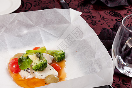 有蔬菜的鱼在羊皮上茶点羊皮纸美食盘子海鲜酱料食物芹菜鱼片饮食图片