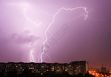 在大城市上空闪电戏剧性场景建筑物暴雨全景危险拉链蓝色电气力量图片