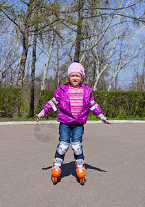 小女孩滑冰滑溜冰锻炼滚筒膝盖骨快乐文化孩子们幸福女性活动运动员图片