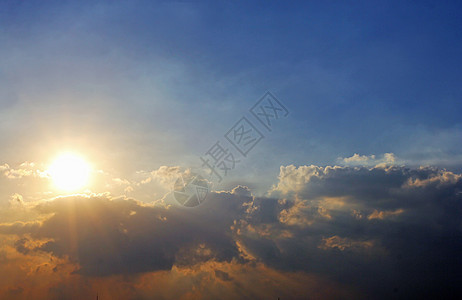 云与太阳的光辉天空天堂蓝色场景戏剧性黄色橙子日落阳光金子太阳图片